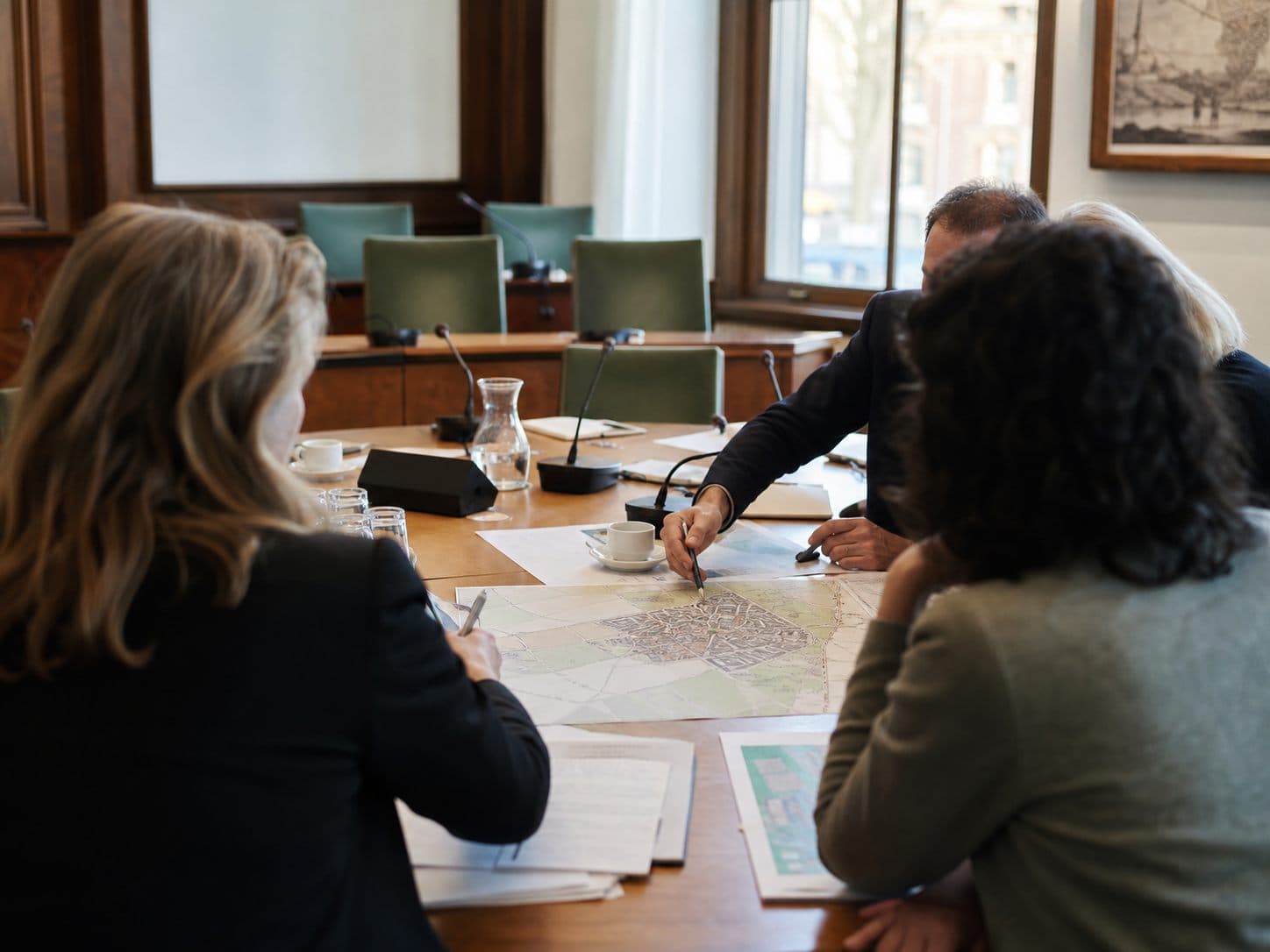 Bestuurlijke bespreking rond kaarten en documenten
